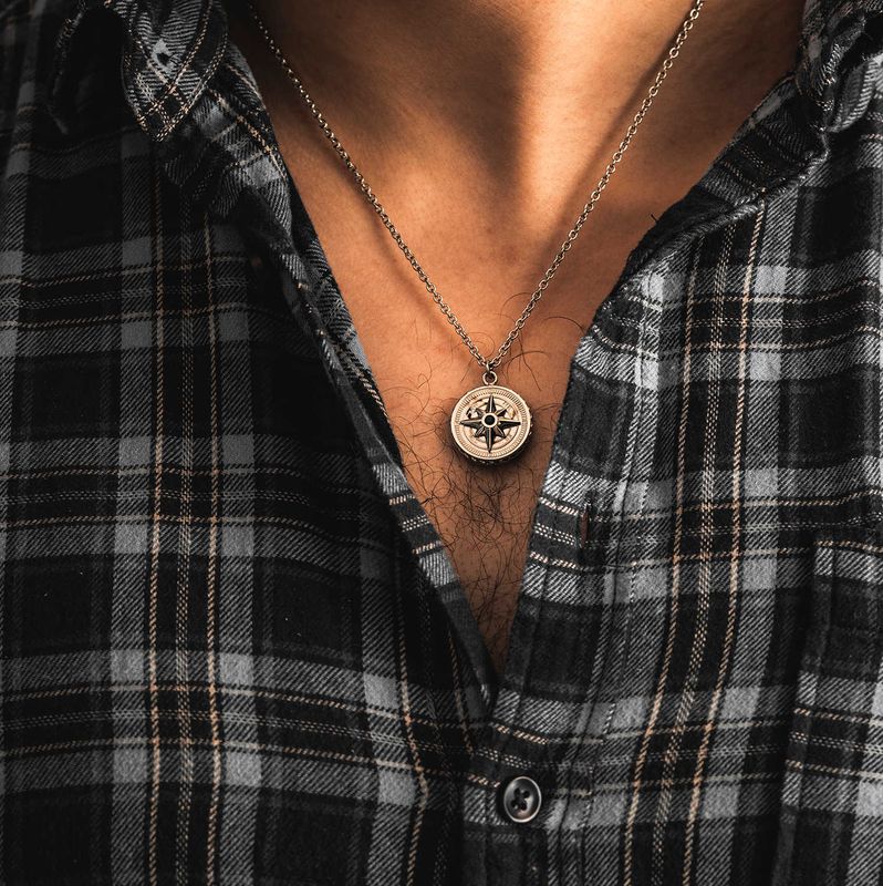 Kompass smykke i stål 972610